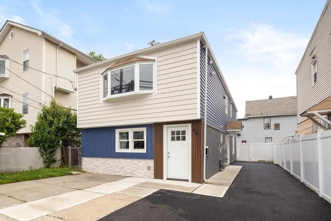 Primary Photo - 44 Linden St