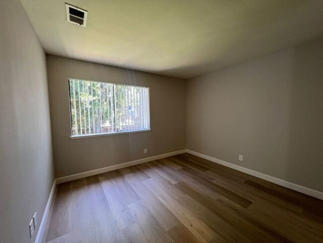Building Photo - 3 Bed End Unit in Mt. View