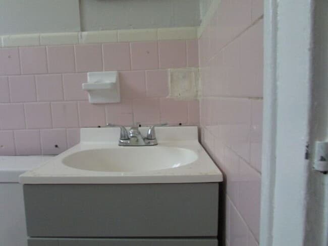 Building Photo - 223 Highland Ave