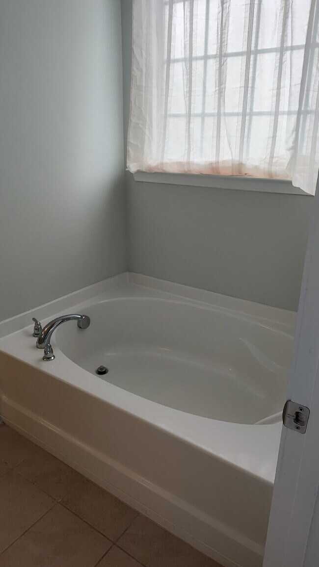 Building Photo - Spacious Home in a Gated Community!!!