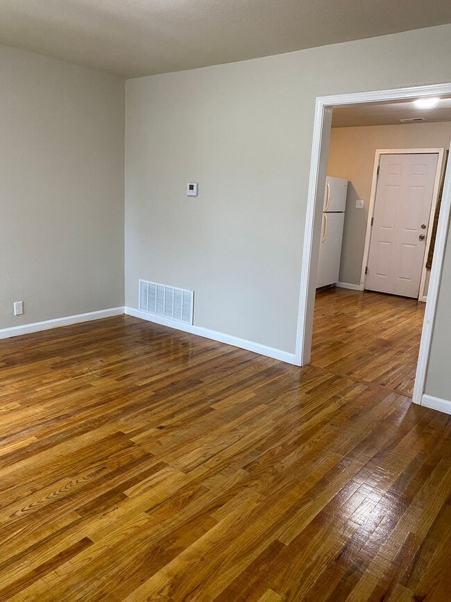Building Photo - 2 Bedroom 1 Bath Home