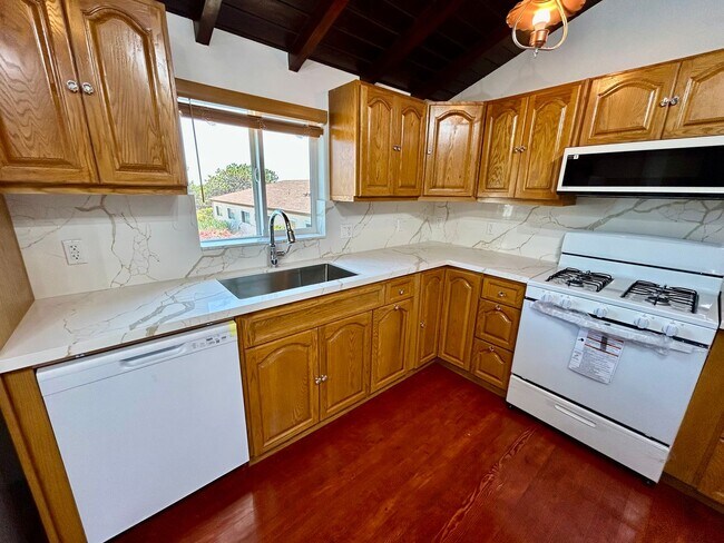 Building Photo - Charming 2 Bed / 2 Bath Coastal Retreat with Ocean Views in Ocean Beach
