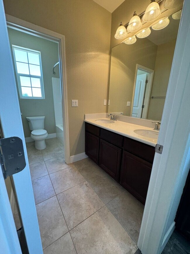 Building Photo - Stunning 4/3 in Roseville! 2 Car Garage!