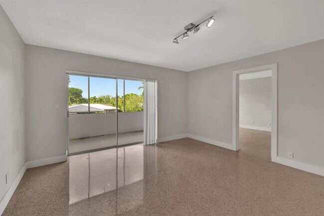 Building Photo - 2190 NE 51st Ct