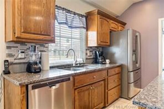 Building Photo - Beautifully kept 1.5 story home with 3 lg bedrooms (game room could be a 4th bedroom).
