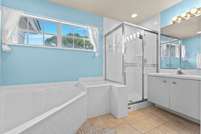 Building Photo - 1497 S Club Dr