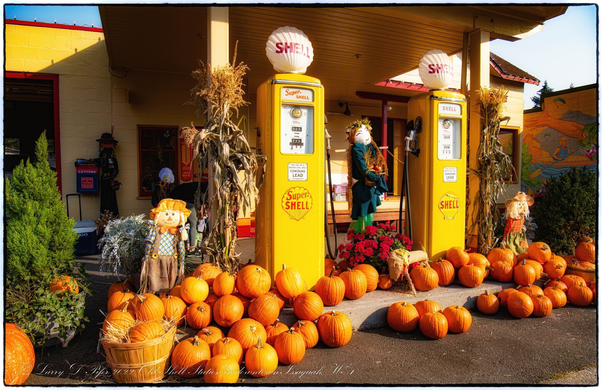 Seasonal fun - 280 NW Holly St