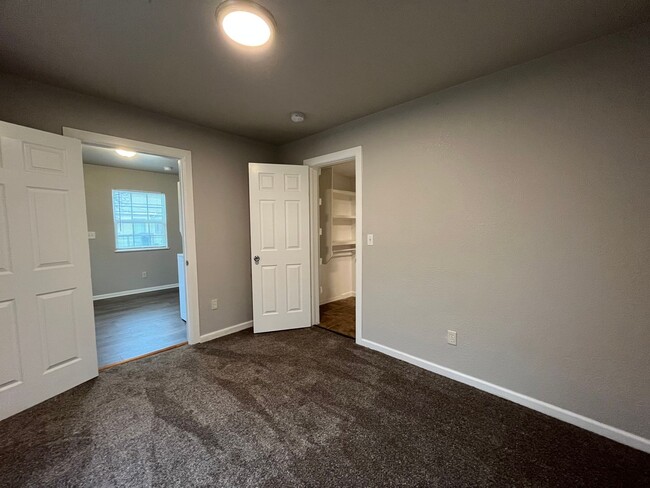 Building Photo - 3 bedroom 2 bath!