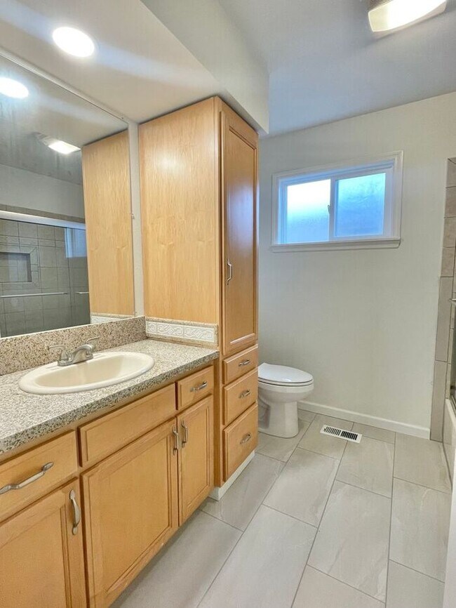 Building Photo - This beautifully maintained 3-bedroom, 2-bathroom Windsor home