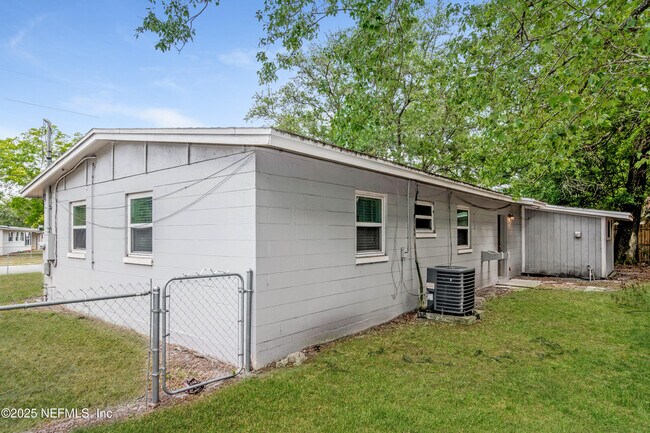 Building Photo - 2378 Lourdes Dr W