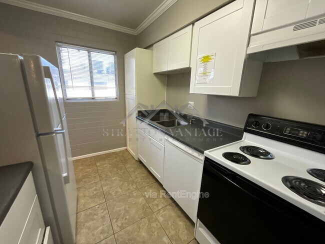 Building Photo - 810 E Colter St