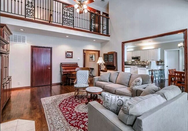 Building Photo - Executive Living in Norman complete with N...
