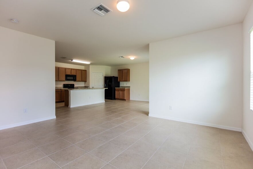 Building Photo - 4413 SW 15th Ave