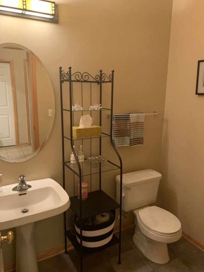Building Photo - Lovely 2 Bed / 2 Bath TH w/ Heated Underground Parking in Plymouth!