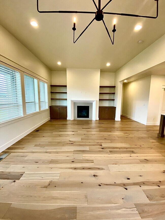 Building Photo - Beautiful Custom 6 Bedroom (2 Primary Bedr...