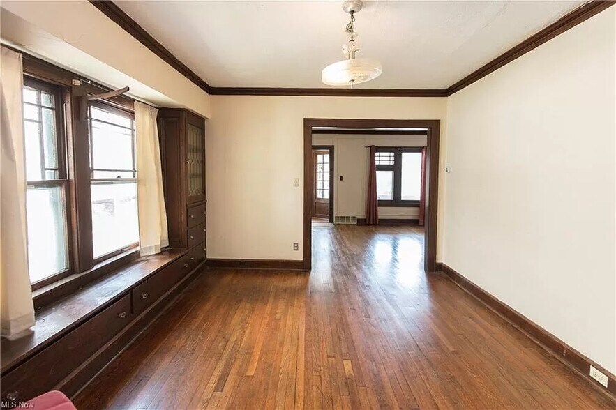 Building Photo - 2210 W 101st St