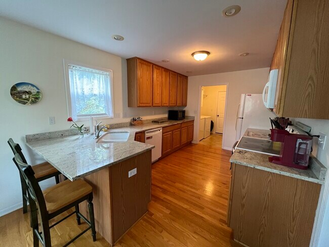 Building Photo - 722 Dolores Ln