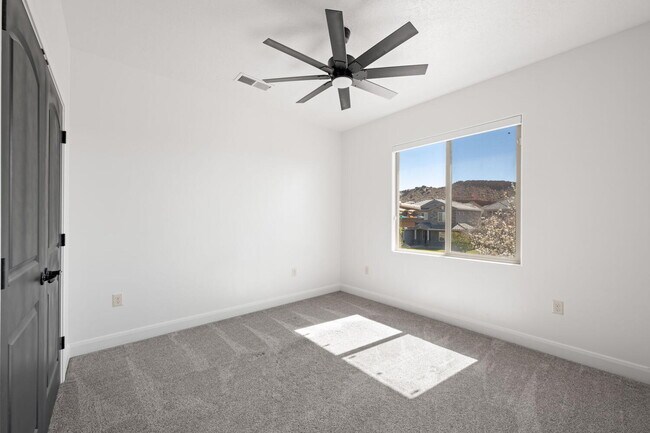 Building Photo - 6 Bed, 4 Bath with RV Parking and No HOA in Sycamore — Available Now!