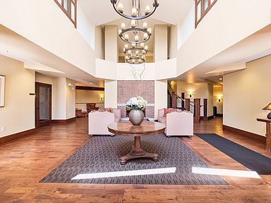 Lobby - 3251 Louisiana Ave S