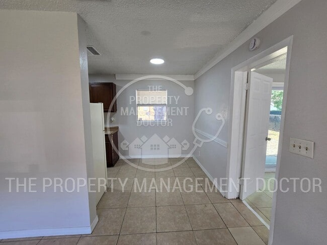 Building Photo - Spacious 4BR Tampa Home | Huge Fenced Backyard & Fresh Updates Throughout