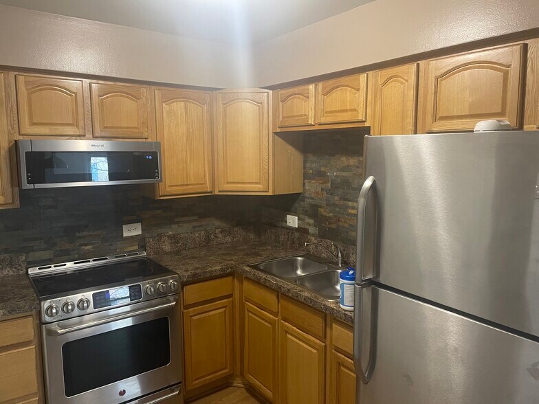 Kitchen - 6028 S Archer Rd