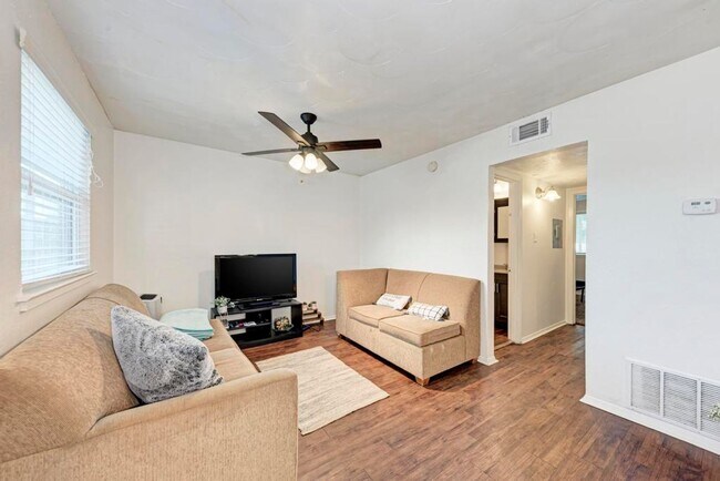 Building Photo - Amazing 1 bedroom off Manor rd.  Central Austin at its finest