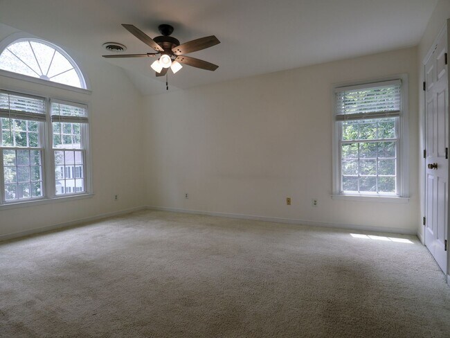 Building Photo - Spacious 4-Bedroom with Fenced Yard, Deck,...