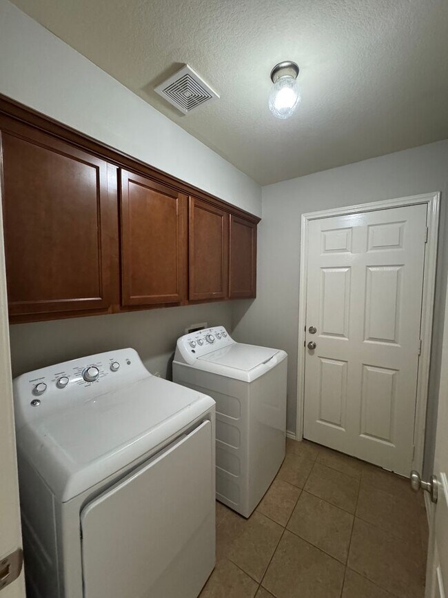 Building Photo - Freshly Renovated Midway ISD Home
