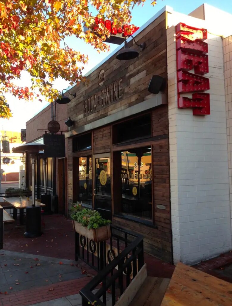 Trendy restaurants and bars right on the corner! - 3030 Suncrest Dr unit 402