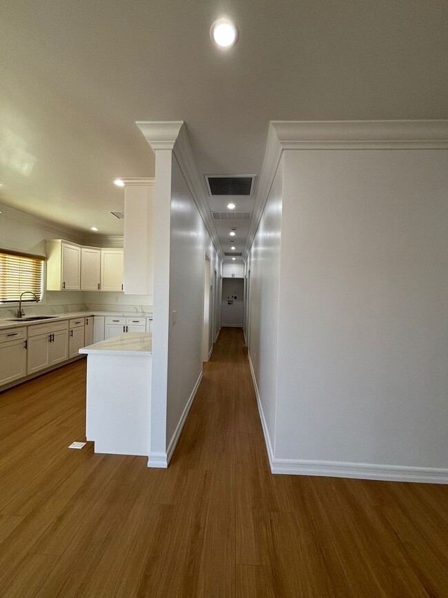 Building Photo - Beautifully Remodeled 3-Bedroom Upstairs H...