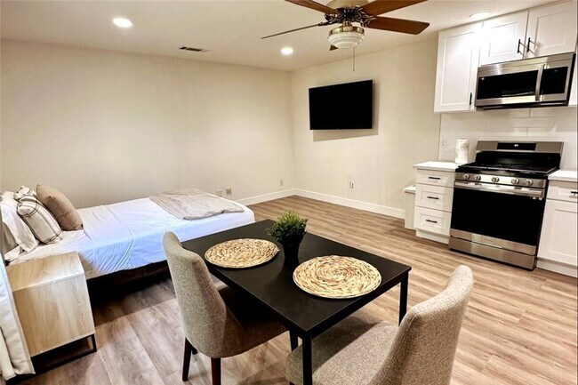 Building Photo - 425 Lewis Pl