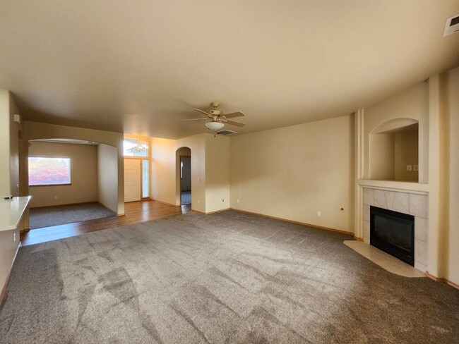 Building Photo - Stunning Home close to biking and walking paths!