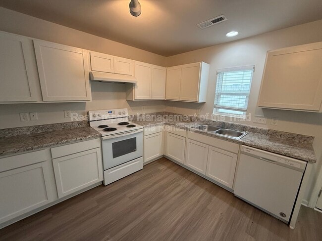 Building Photo - 3904 Vershire Ave