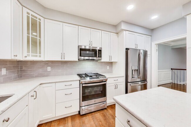 Building Photo - Spectacular 3 Bed + LOFT + 3.5 Bath- Custom Kitchen & Master Retreat w/ Beautiful Updates