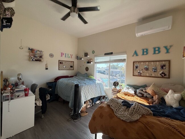 Building Photo - 4 Bed/2 Bath on Mary Lane! (Lease out, pen...