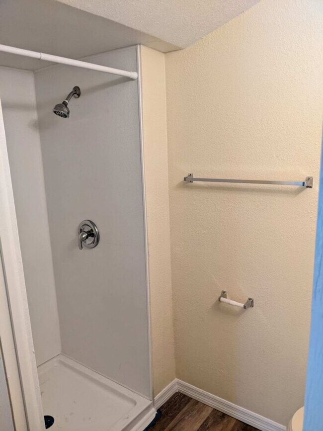 Building Photo - Fully remodeled 1 bedroom/ 1 bath cottage home with bonus room