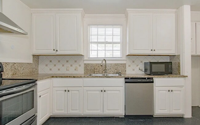 Building Photo - Cute Curb Appeal and fresh updates!