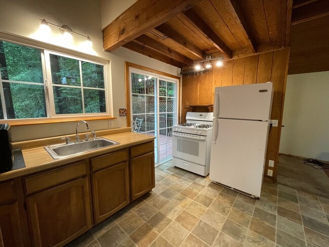 Building Photo - One bedroom Private Hilltop home washer, d...