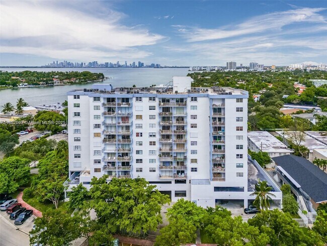 Building Photo - 6900 Bay Dr