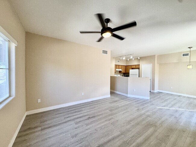 Building Photo - Beautifully Updated Downstairs 3-Bedroom, ...