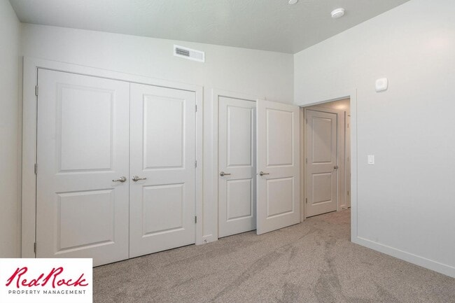 Building Photo - Charming 2 Bedroom End Unit Condo - Pet Friendly!