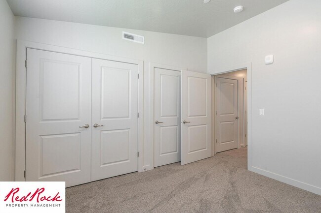 Building Photo - Inviting 2 Bedroom End Unit Condo - Pet Friendly!