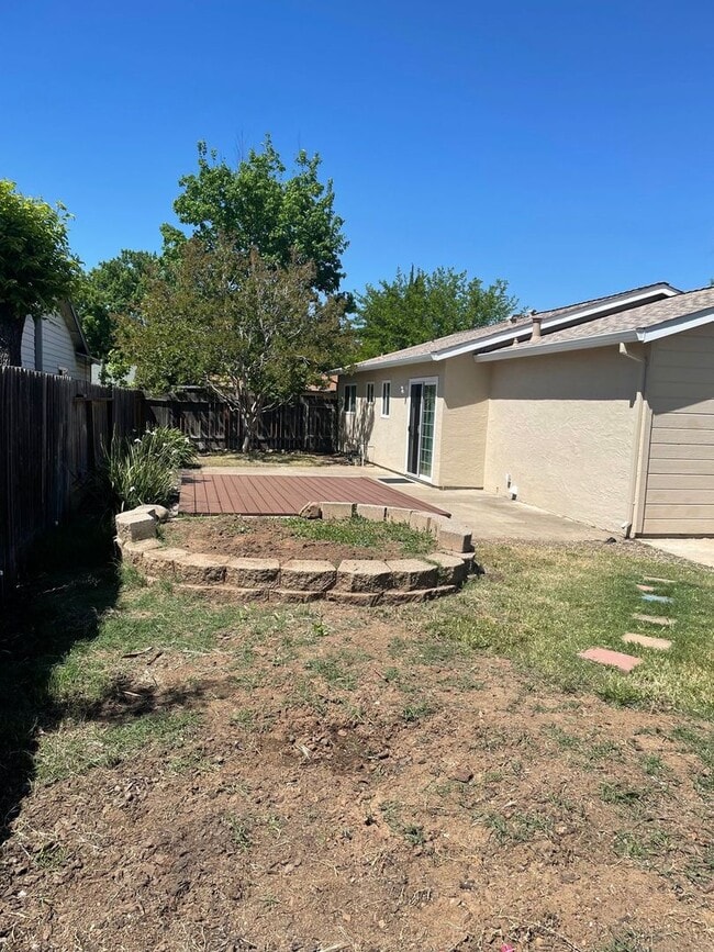 Building Photo - ROSEVILLE HOME FOR  RENT – Spacious 3 Bedroom Home on Large Corner Lot
