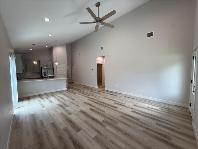 Building Photo - 817 5th