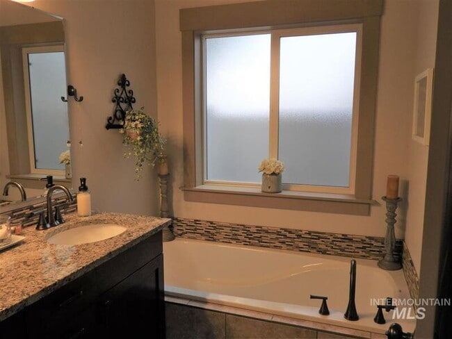 Building Photo - 2084 W Pine Ave