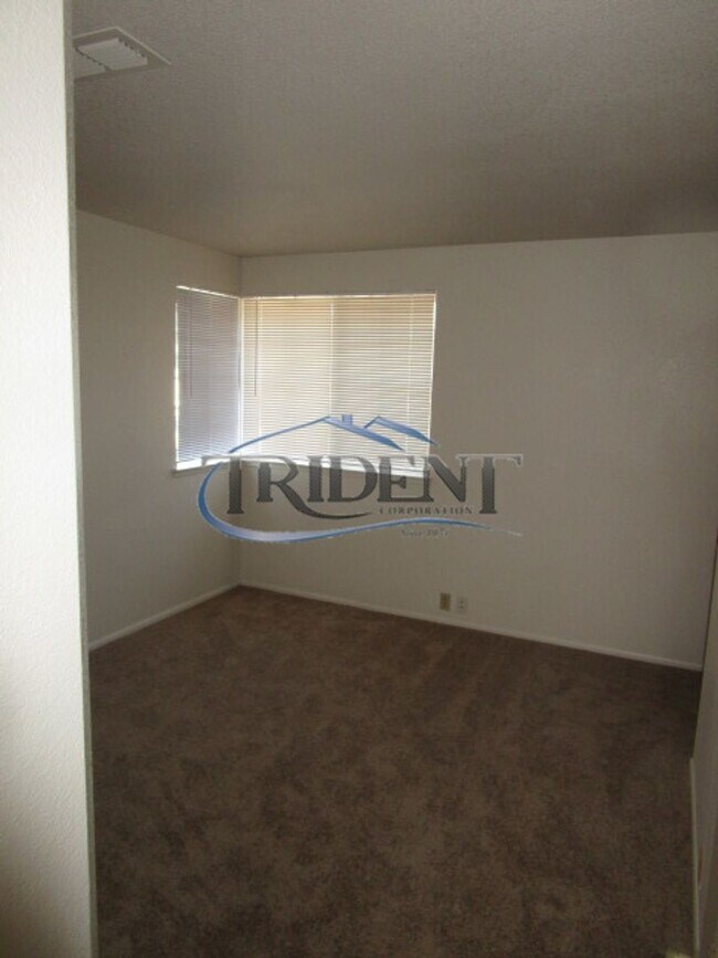 Building Photo - Large 4 bedroom, 3 bath house located on a large lot