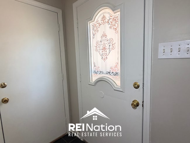 Building Photo - INCREDIBLE LAYOUT! 3BR/2BA Memphis Gem | Vaulted Ceilings & Soaking Tub | Deck & Fenced Yard!