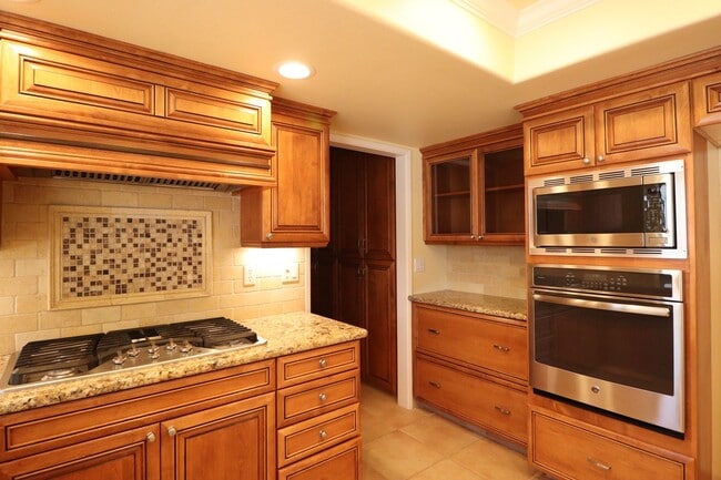 Building Photo - Beautiful Executive Home on the Golf Course