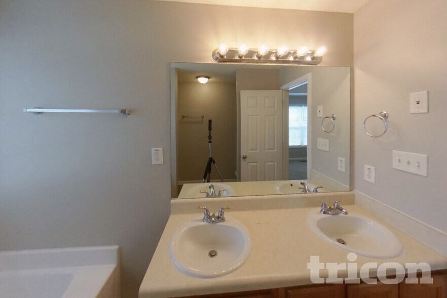 Building Photo - 7222 Brittany Way
