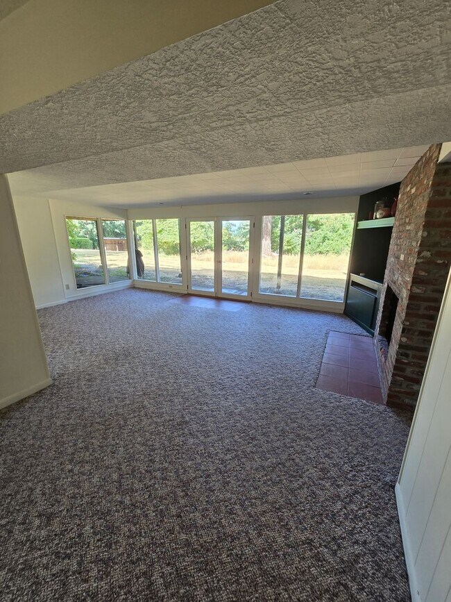 Building Photo - Popular West Linn! Tons of Space and great...